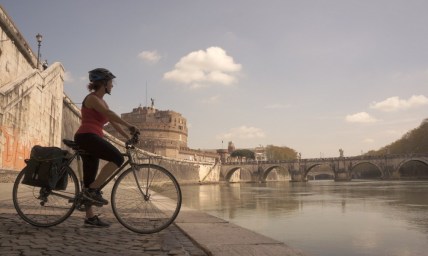 Castel Sant'Angelo visto dalla ciclabile del Tevere